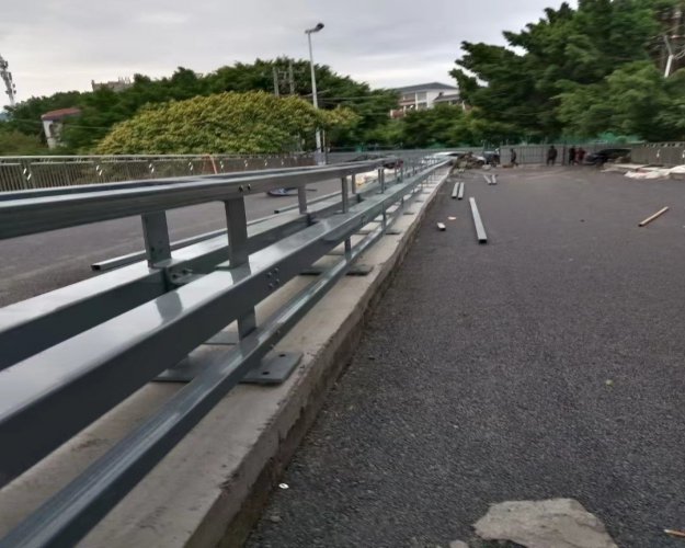 寶山防撞護(hù)欄